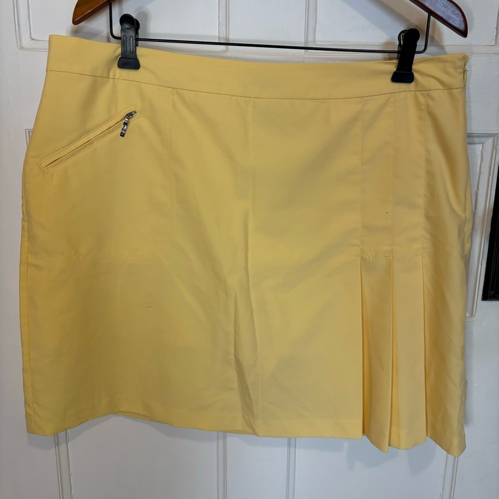 Izod Golf Class Skort Size 14 Yellow Sporty with side zipper, pockets + pleated